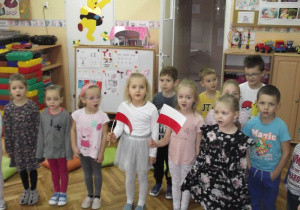 Grupa „Misiaczków” włączyła się do śpiewania hymnu Polski z okazji zbliżającego się Święta Niepodległości.