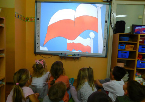 Misiaczki oglądają film edukacyjny pt. "Co to jest niepodległość?"