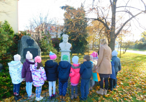 Dzieci słuchają krótkiej historii o marszałku Piłsudskim