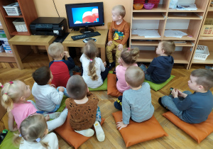 Dzieci z grupy "Żabek" ogladają film pt. "Polskie Symbole Narodowe - Polak Mały".