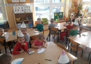 Dzieci z grupy „Słoneczka” wykonują własne czapeczki-kredki.
