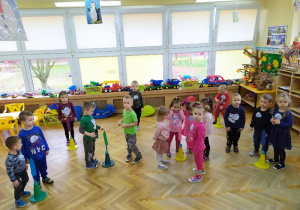 Dzieci z grupy "Żabek" biorą udział w zabawie "Mieszkańcy - dzieci i ich domy - kredki".