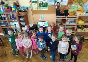 Dzieci z grupy "Żabek" śpiewają piosenkę pt. "Kolorowe kredki".