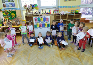 Dzieci z grupy "Żabek" za świetne wykonanie zadań otrzymały dyplomy i naklejki z okazji "Dnia Kredki".
