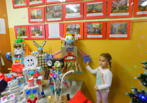 Lenka wspólnie z dziećmi nadaje nazwę swojej pracy "Covidka"