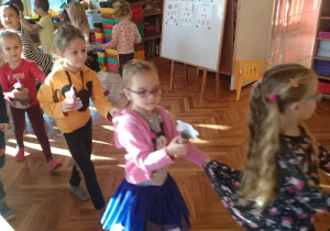 Przedszkolaki bawią się z misiami przy piosence „Jadą, jadą misie”.