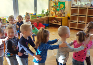 Dzieci podczas zabawy ruchowej "Jadą, jadą misie".