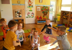 „Misiowa gimnastyka” – dzieci wykonują przysiady w zabawie ze śpiewem.