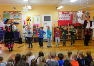 Przedszkolaki podczas nauki nowego tańca.
