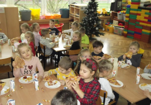 Pyszna pizza, soki, owoce bardzo smakują wszystkim dzieciom.