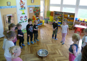 Zabawa „Hop, pieniążek do miski”- dzieci stoją wokół miski, do której wrzucają monetę i wypowiadają zaklęcie, trafienie oznacza spełnienie życzenia.