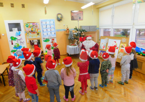 Dzieci śpiewają piosenkę i recytują wiersz dla Mikołaja.