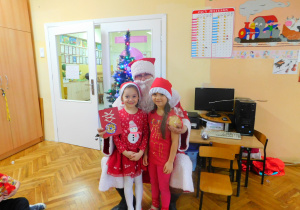 Dorotka i Nadia wręczyły Mikołajowi kartkę świąteczną i gwiazdkowe ciastecza