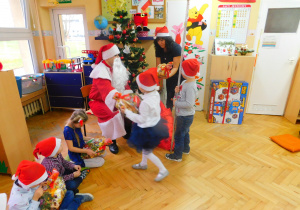 Mikołaj wybiera pomocników (Karol i pani Renia), by rozdawanie prezentów przebiegało szybciej.