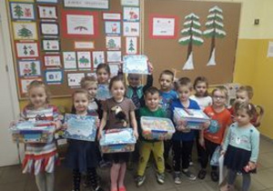 Wszystkie dzieci prezentują nagrody za udział w konkursie komputerowym.