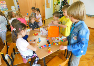Dzieci z grupy Biedronek lubią łączyć małe klocki.
