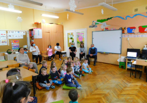 Dzieci z grupy Żabek, pani Dyrektor i Personel przedszkola oglądają Jasełka