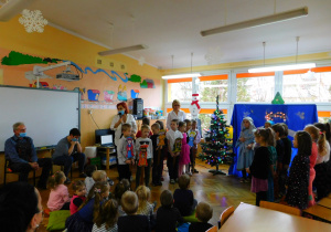 Pani Dyrektor składa życzenia świąteczne dzieciom i Personelowi przedszkola
