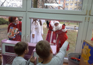 Antek i Karol zauważyli Mikołaja i jego pomocników za oknem.