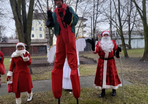 Mikołaj i Elfy machają dzieciom na pożegnanie