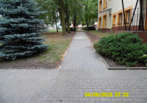 Nowy chodnik przed budynkiem przedszkola.