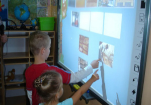 Zabawy dzieci przy tablicy interaktywnej.