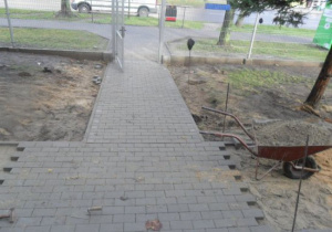 Budowa nowego chodnika przed budynkiem przedszkola.