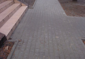 Nowy chodnik przed budynkiem przedszkola.