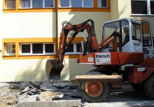 Remont tarasu przy budynku przedszkola.