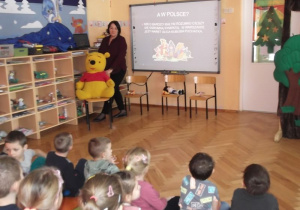 Pani Halinka przedstawia dzieciom z grupy Misiaczków postać Kubusia Puchatka.