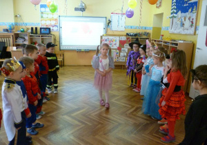 Pokaz mody karnawałowej w Krasnoludkach – Zuzia prezentuje strój wróżki.