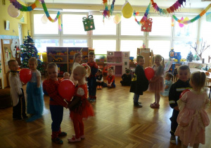 Krasnoludki w 5 parach tańczą z balonami w konkursie „Balonlandia”.