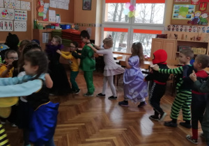 Misiaczki tańczą do utworu "Pingwinek".
