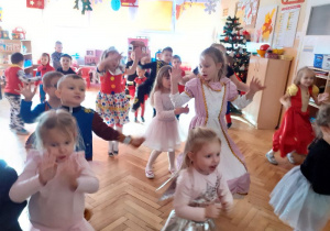 Radosne improwizacje taneczne do ulubionych przebojów dzieci.