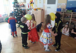 Konkurs z balonami to sprawdzian wytrzymałości dzieci w grupie Słoneczek.