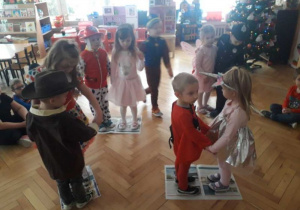 Taniec na gazecie to ulubiony konkurs wszystkich dzieci.