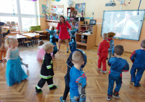 Pani Zosia tańczy z dziećmi.