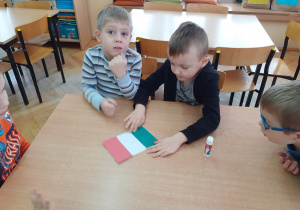 Filip z Antkiem układają flagę Włoch.