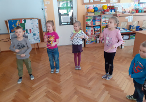 Dzieci wystukują rytm na patykach do utworu „ Pizzicato” Leo Delibesa.