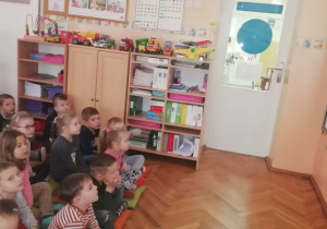 Najstarsze dzieci oglądają prezentację o Włoszech na tablicy multimedialnej.