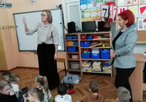 Pani Agnieszka Florczak uczy dzieci włoskich słów, zwrotów i liczebników.