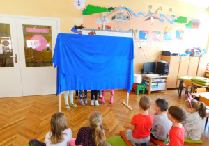 Dzieci z grupy Biedronek wystawiają teatrzyk kukiełkowy pt. "Pączki i faworki u babci Honorki".