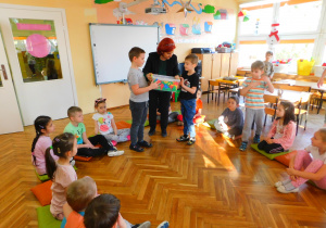 Pani Dyrektor w Dzień języka ojczystego podarowała grupie Biedronek litery.