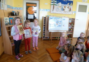 Ligia, Zuzia i Kinga – prezentują grupie Krasnoludków książki J. Brzechwy.