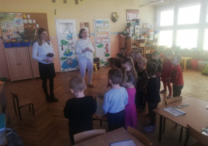 Dzieci śpiewają piosenkę o Dniu Kobiet.