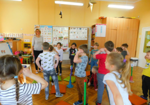 Grupa „Biedronek” bawi się w zabawę „Jabłuszka, gruszki, daktyle”.