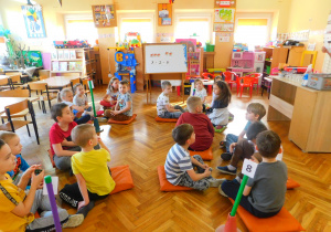 Dzieci z grupy „Biedronek” słuchają zadania z treścią.