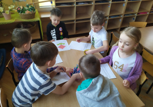 Pozostałe dzieci kolorowały wskazane kratki odkrywając zakodowany rysunek.