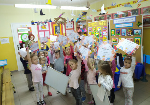 Wszystkie dzieci prezentują dyplomy i nagrody za udział w konkursie.