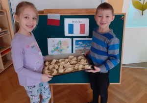 Starsze dzieci z gr I stworzyły własny smak Francji i upiekły croissanty.